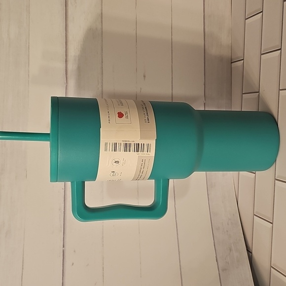 Simple Modern Green Tumbler with Handle - Picture 4 of 4